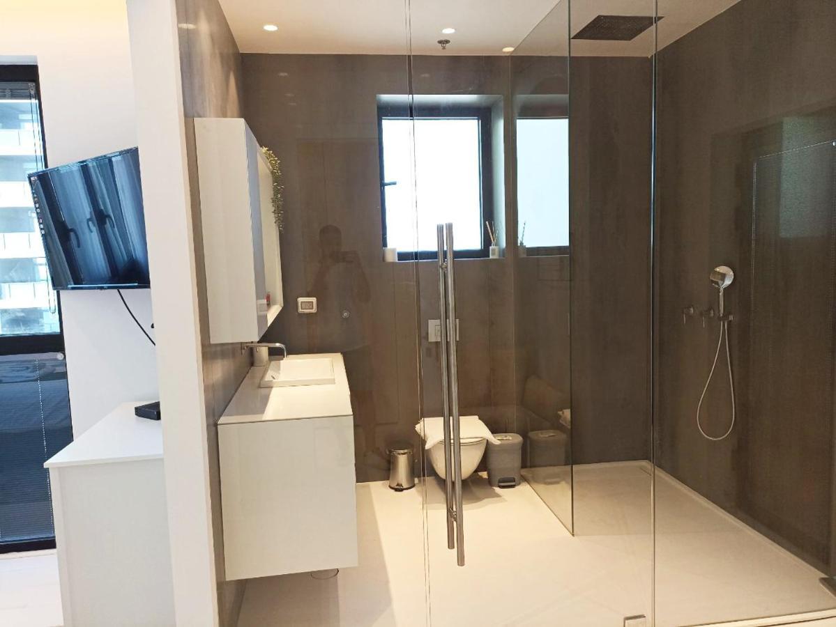 Yalarent Sea-Breeze Penthouse With Jacuzzi Apartment Bat Yam Exterior photo